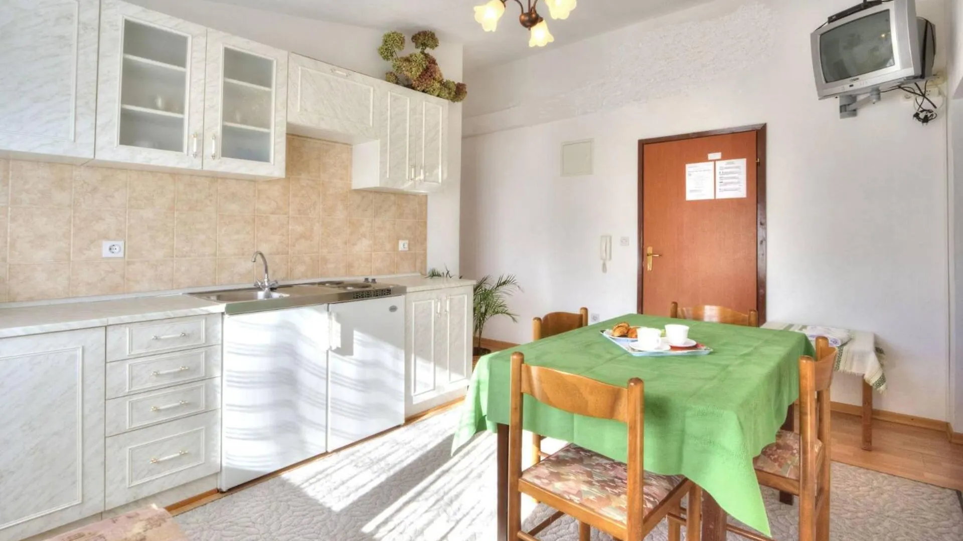 Guest house Apartments Grozdana Baska